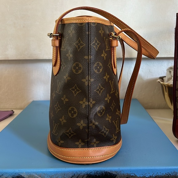 LOUIS VUITON (JUST BECAUSE I WANT TO) BUCKET BAG CRAZY SALEπ₯π₯π₯π₯ - Picture 4 of 16